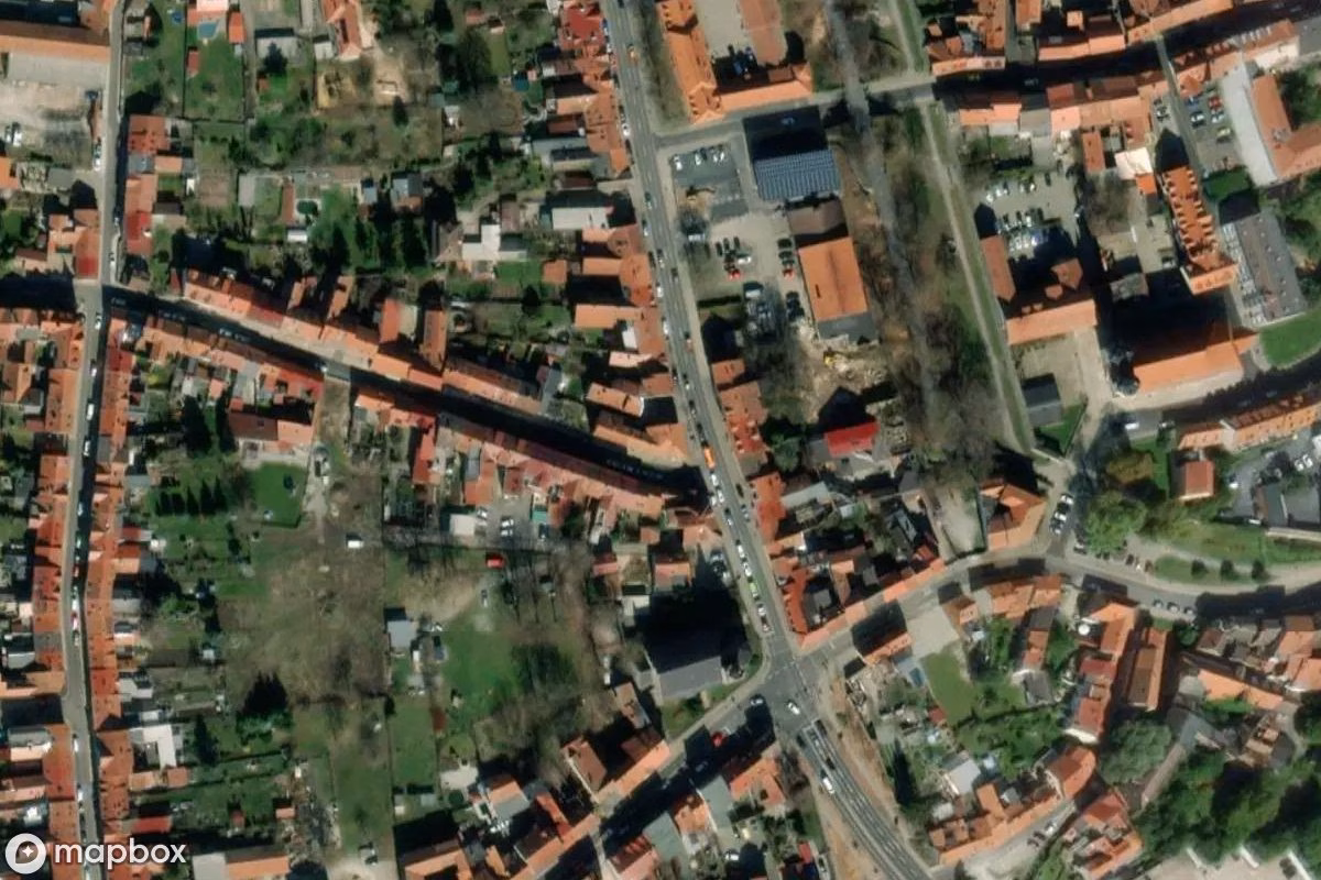 Satelitní letecký pohled na Mehrfamilienhaus, opuštěné  v Mühlhausen/Thüringen, Německo