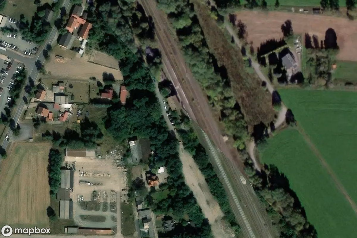 Satellitbillede set fra luften af Bahnhof, et forladt Togstation i Flechtingen, Tyskland