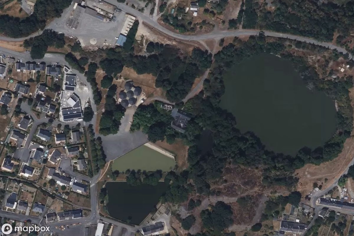 Satelitarny widok z lotu ptaka Lost Place, opuszczone w Renazé, Francja