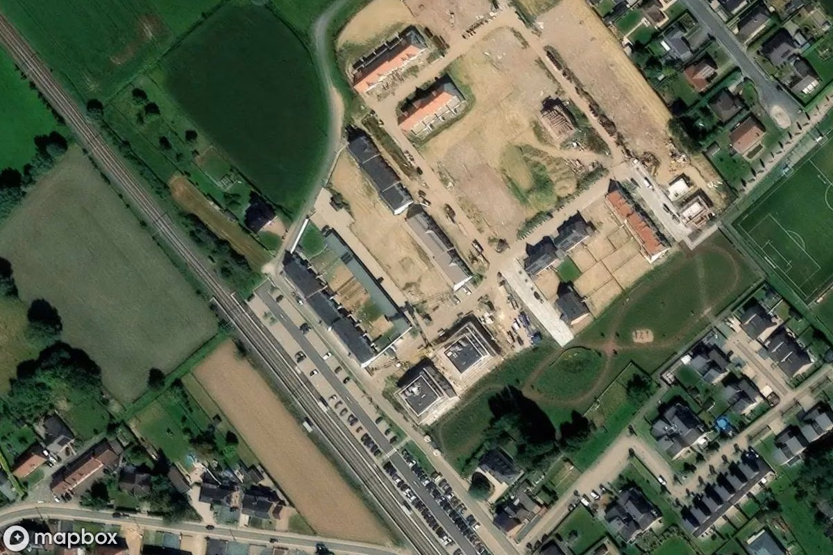 Satelitní letecký pohled na Fabrik Herne, opuštěné Továrna v Pajottegem, Belgie