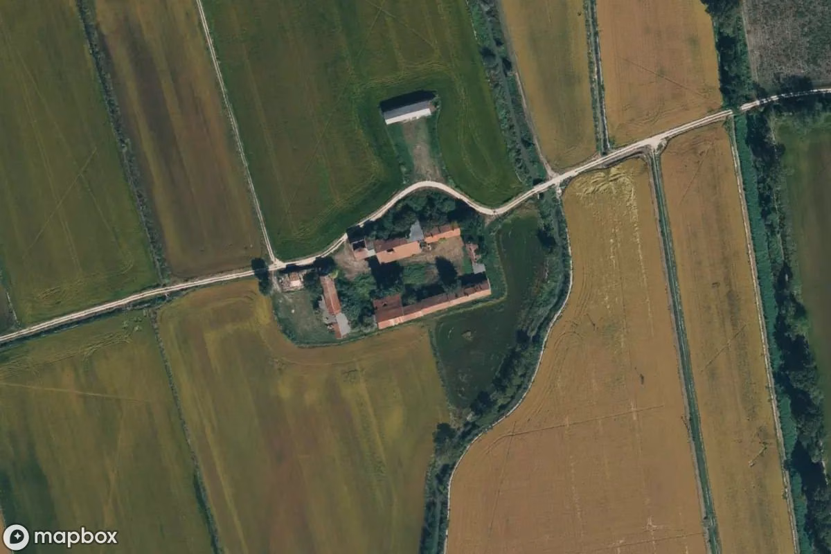 Vista aérea por satélite de Bauernhof Torre, un Granja abandonado en Borgolavezzaro, Italia