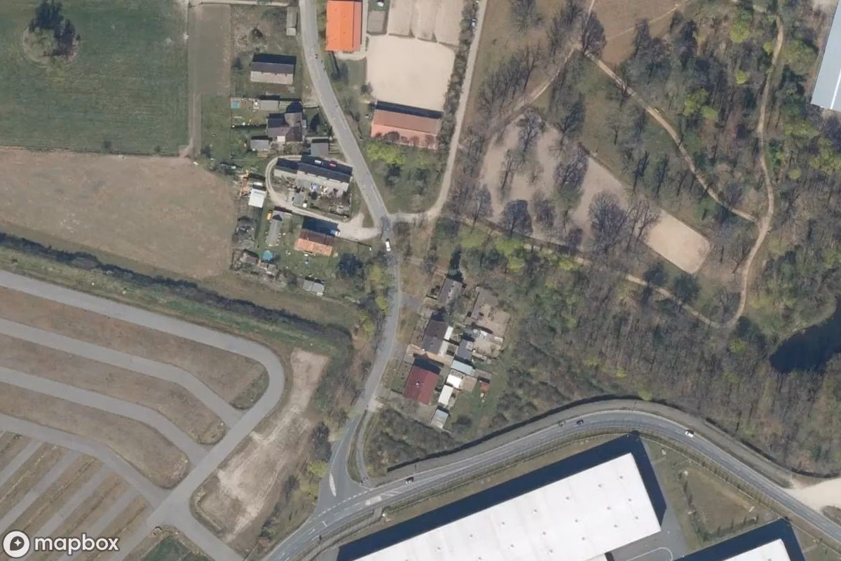 Vista aérea por satélite de Doppelhaus, un  abandonado en Schönefeld, Alemania