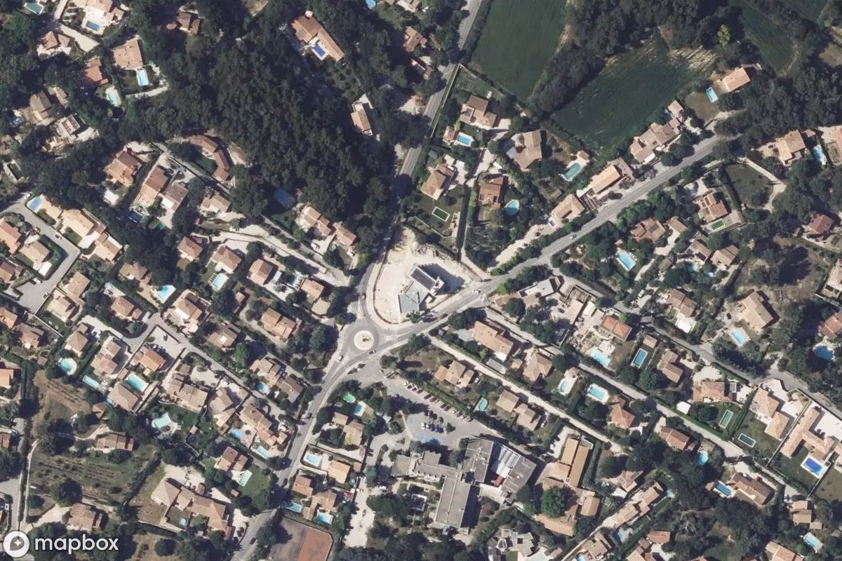 Satelitní letecký pohled na Lost Place, opuštěné  v Éguilles, Francie