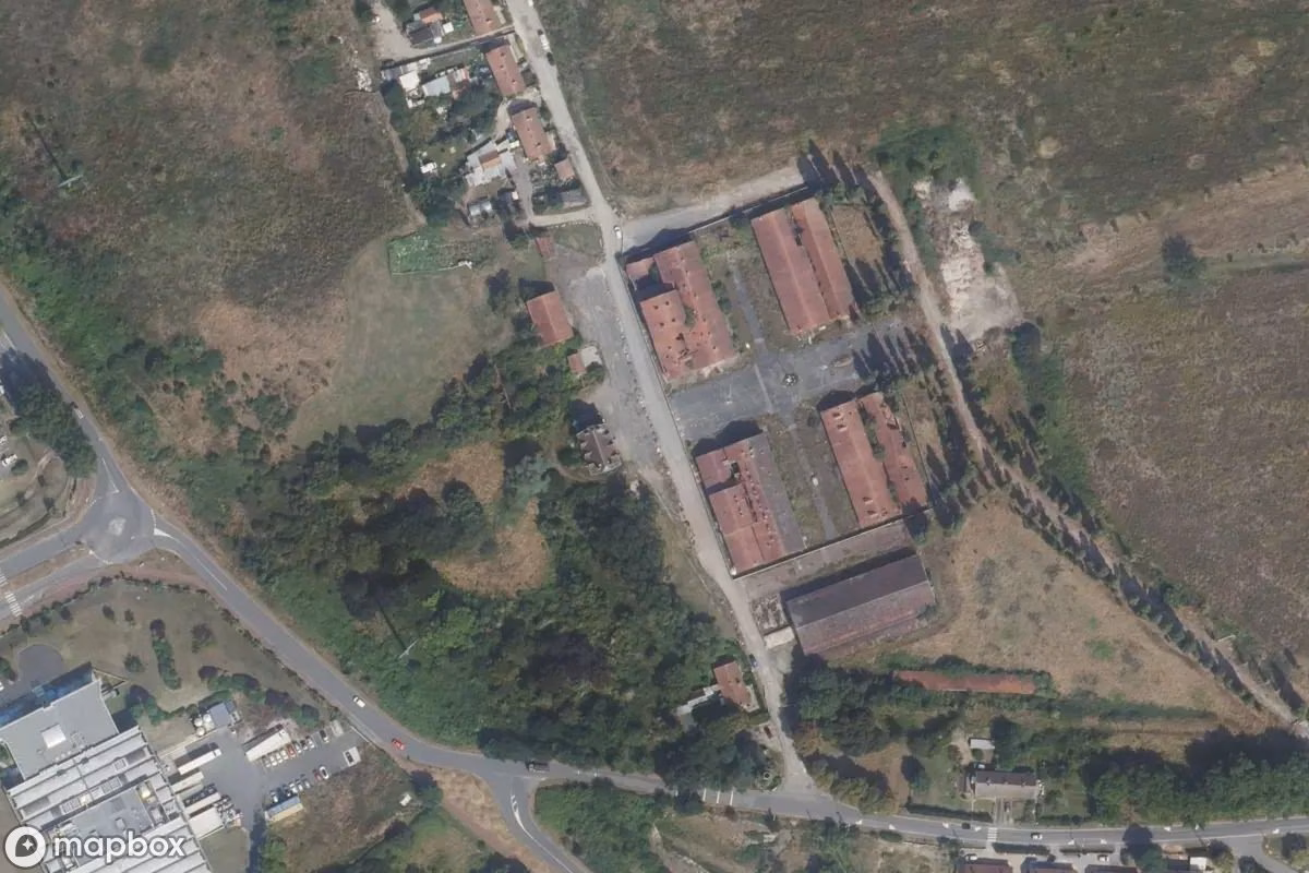 Satellitbillede set fra luften af Modellfarm, et forladt Bondegård i Méry-sur-Oise, Frankrig