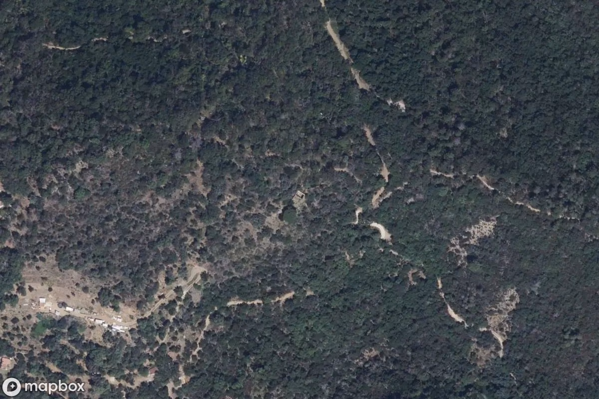 Satelitarny widok z lotu ptaka Ruinenhof, opuszczone Ruina w Collobrières, Francja