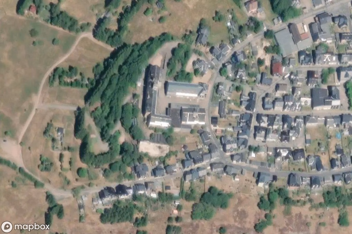 Satellietbeeld vanuit de lucht van Fabrik, een verlaten Fabriek in Neuhaus am Rennweg, Duitsland