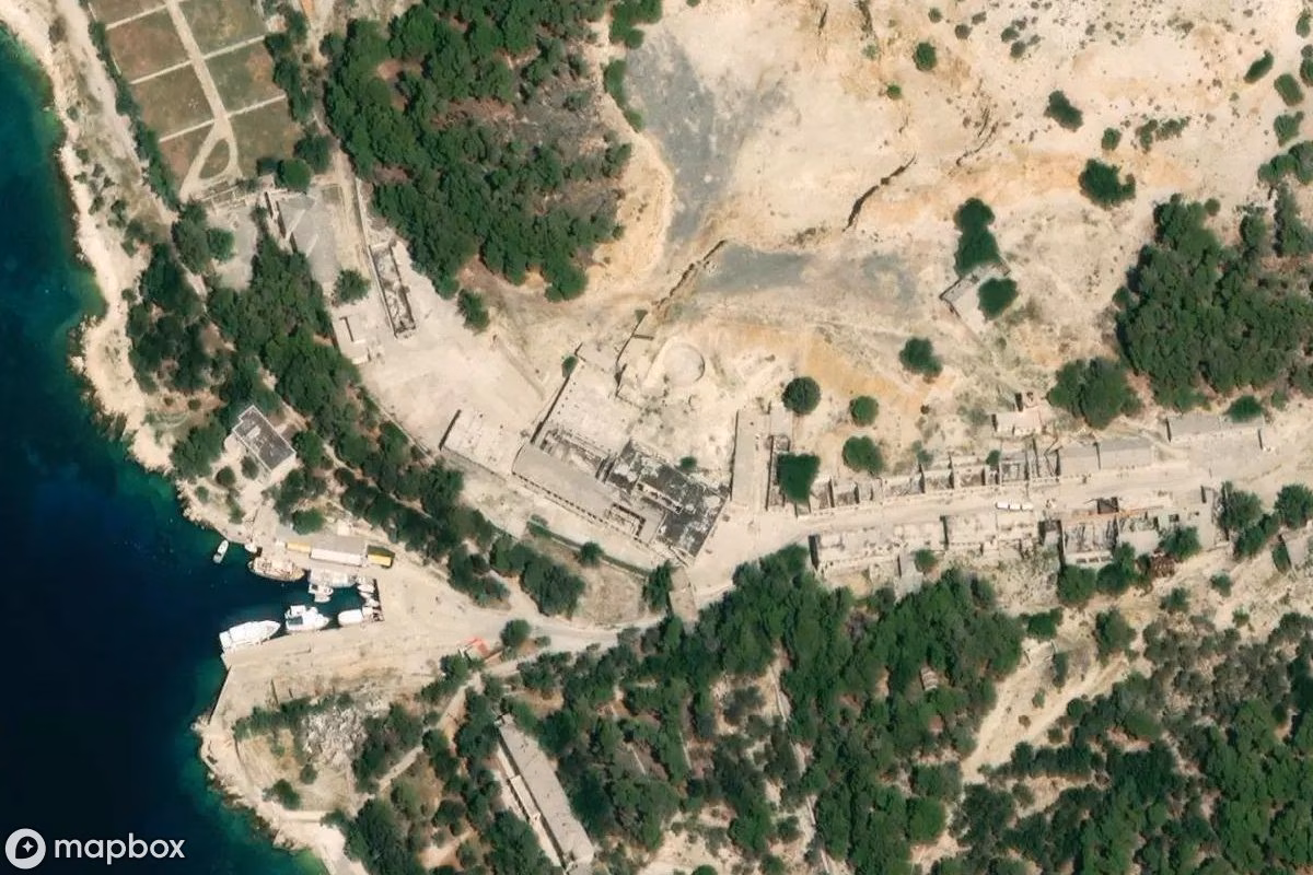 Satellittbilde fra luften av Politisches Lager Goli otok, et forlatt i Lopar, Kroatia