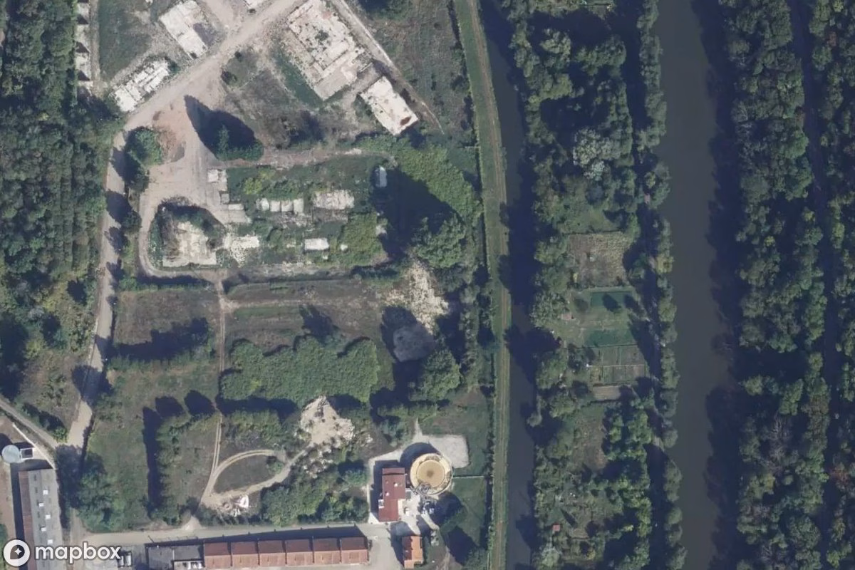 Vista aérea por satélite de Gebäude E, un  abandonado en Clamecy, Francia