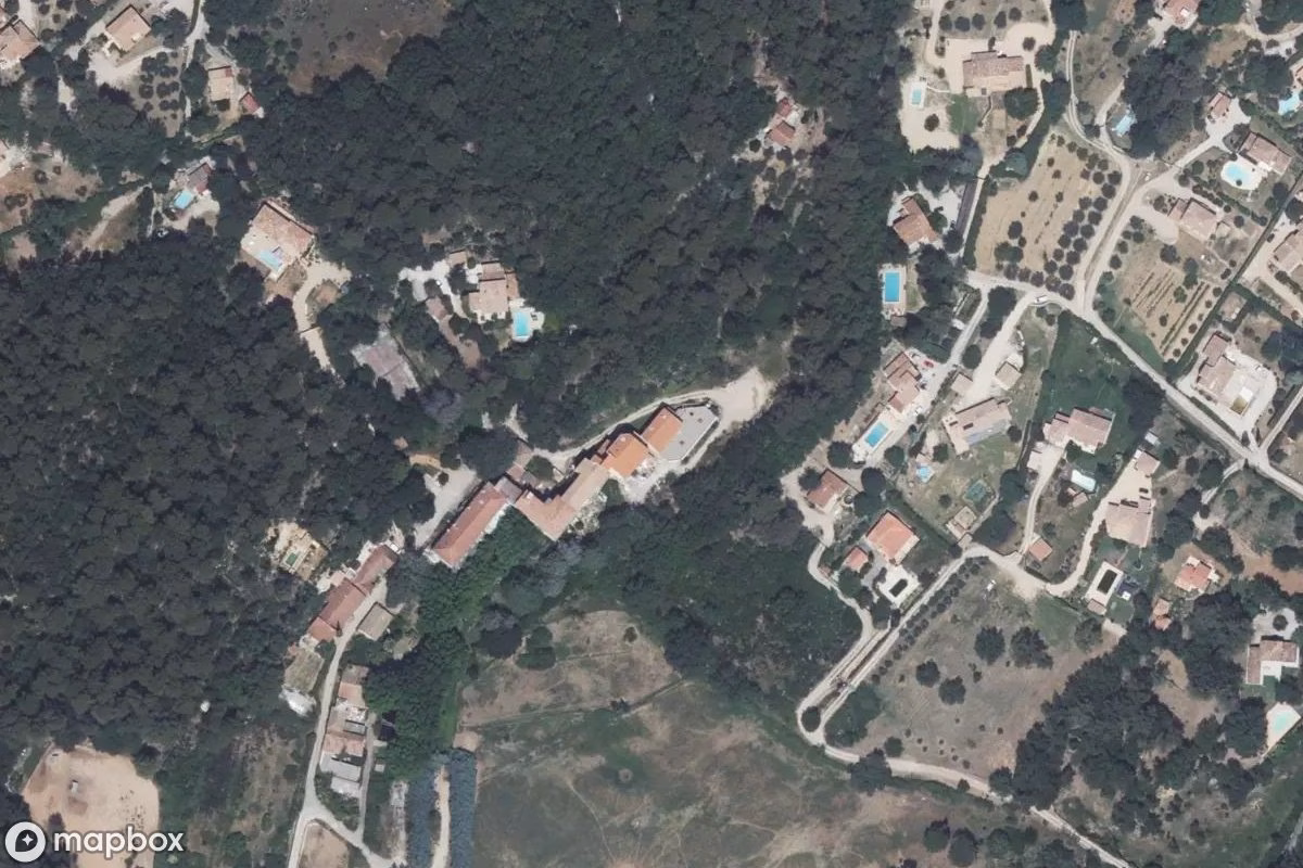 Satellittbilde fra luften av Rmt, et forlatt  i Nans-les-Pins, Frankrike