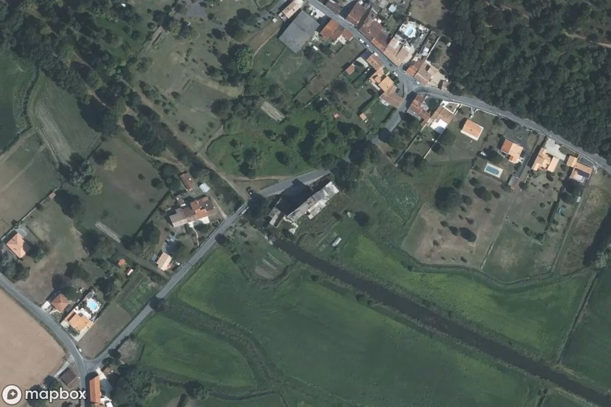Satellitenansicht von Getreidemühle Alpha, eine verlassene Fabrik in Pont-l'Abbé-d'Arnoult, Frankreich