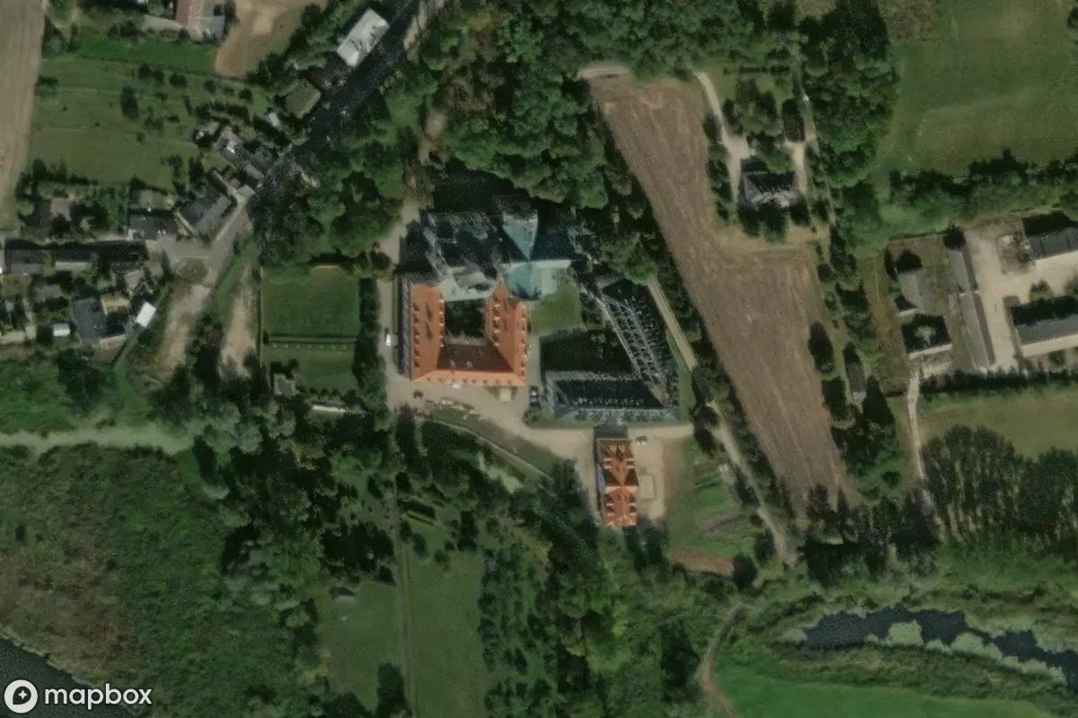 Satellitenansicht von Zisterzienser-Abtei in Łąd, eine verlassene Schloss in Ląd, Polen