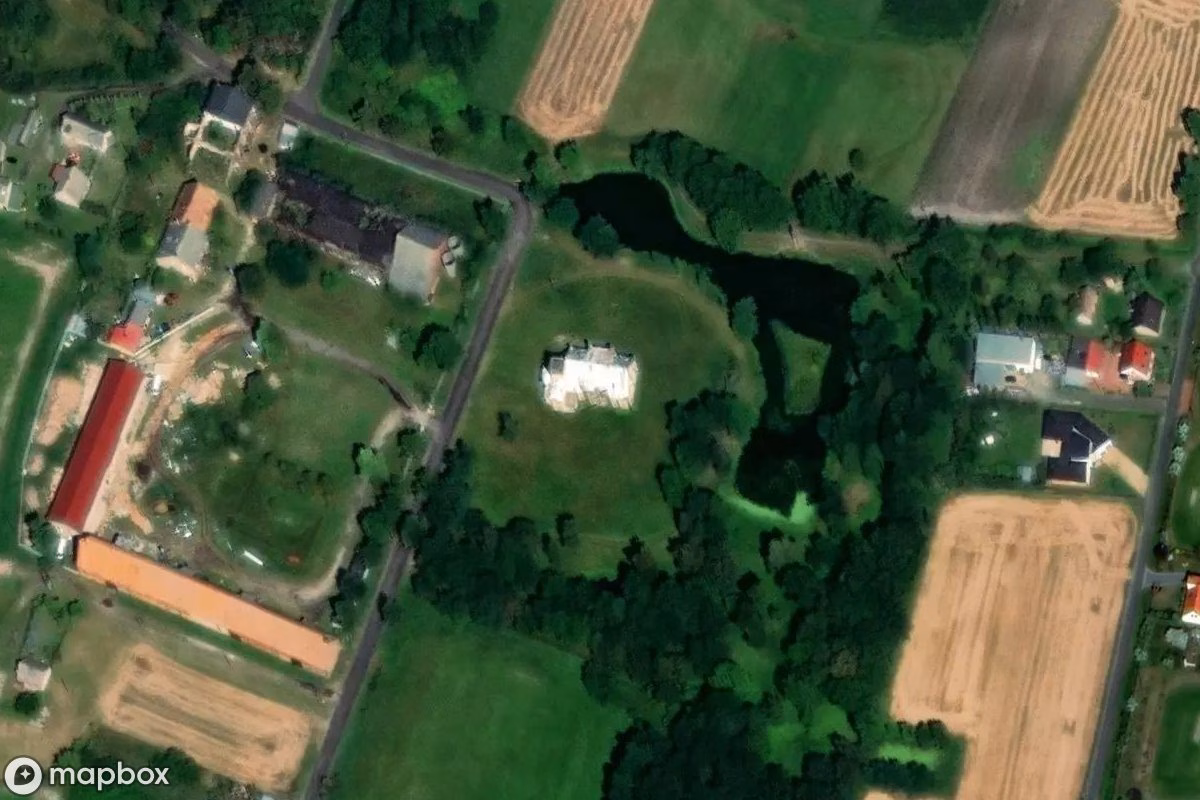 Vue aérienne satellite de Herrenhaus, un Résidence abandonné à Boguszyn, Pologne