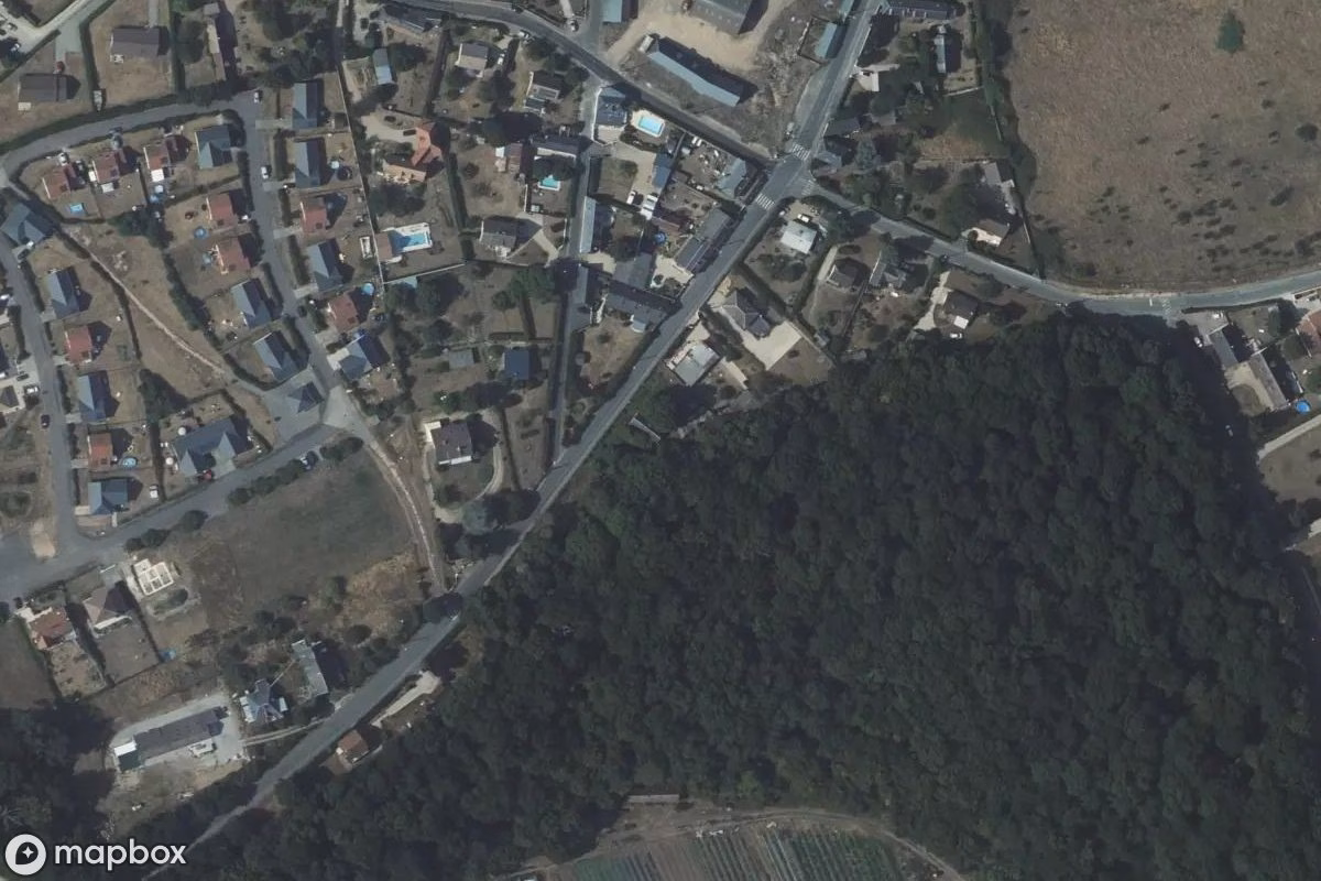 Vue aérienne satellite de Maison Peugeot, un Résidence abandonné à Conches-en-Ouche, France