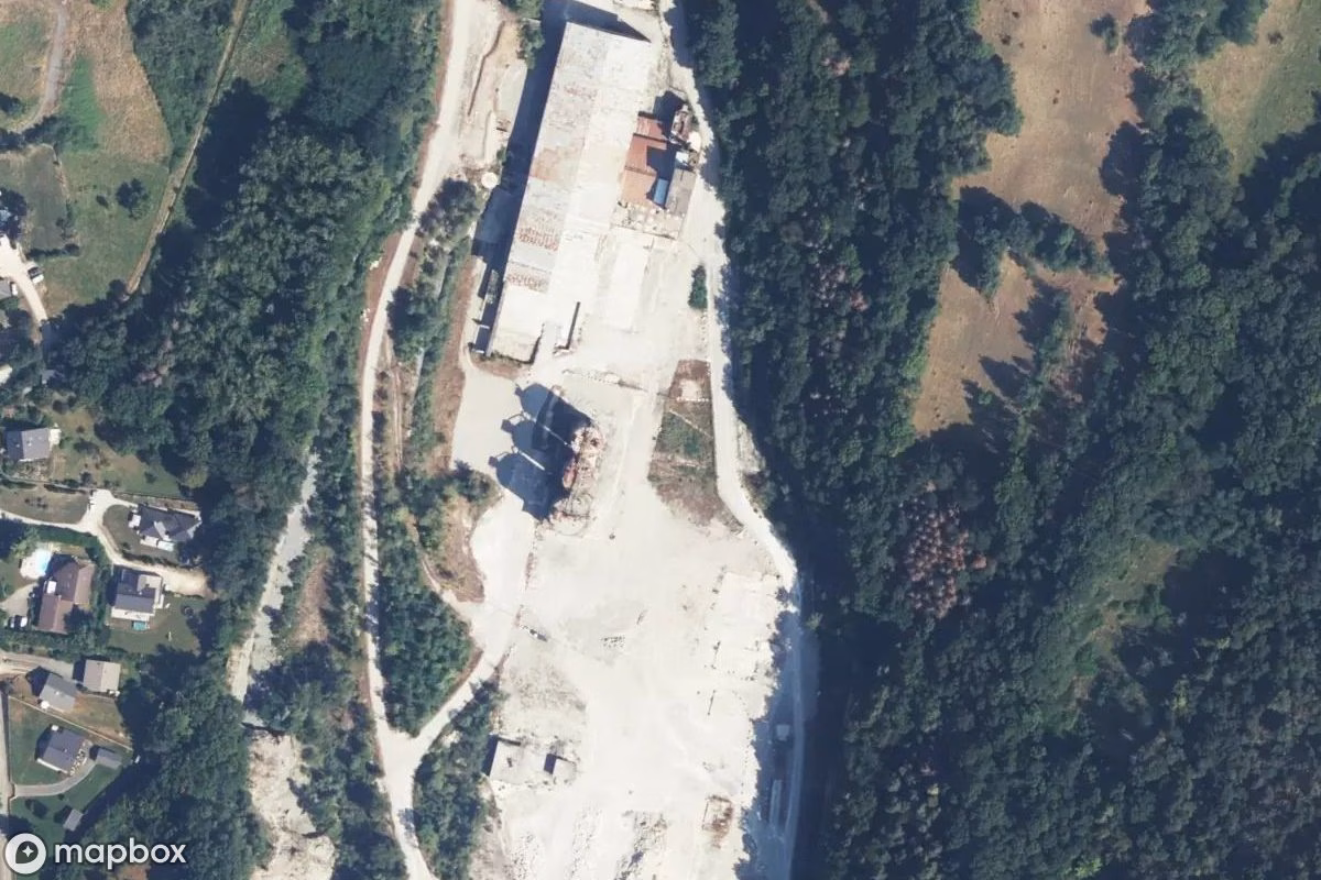 Satelitní letecký pohled na Zementfabrik Jacob, opuštěné Továrna v Montagnole, Francie