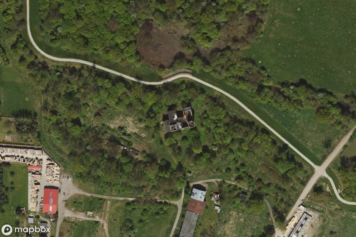 Satellietbeeld vanuit de lucht van Palast Stolberg, een verlaten Kasteel in Wrocław, Polen