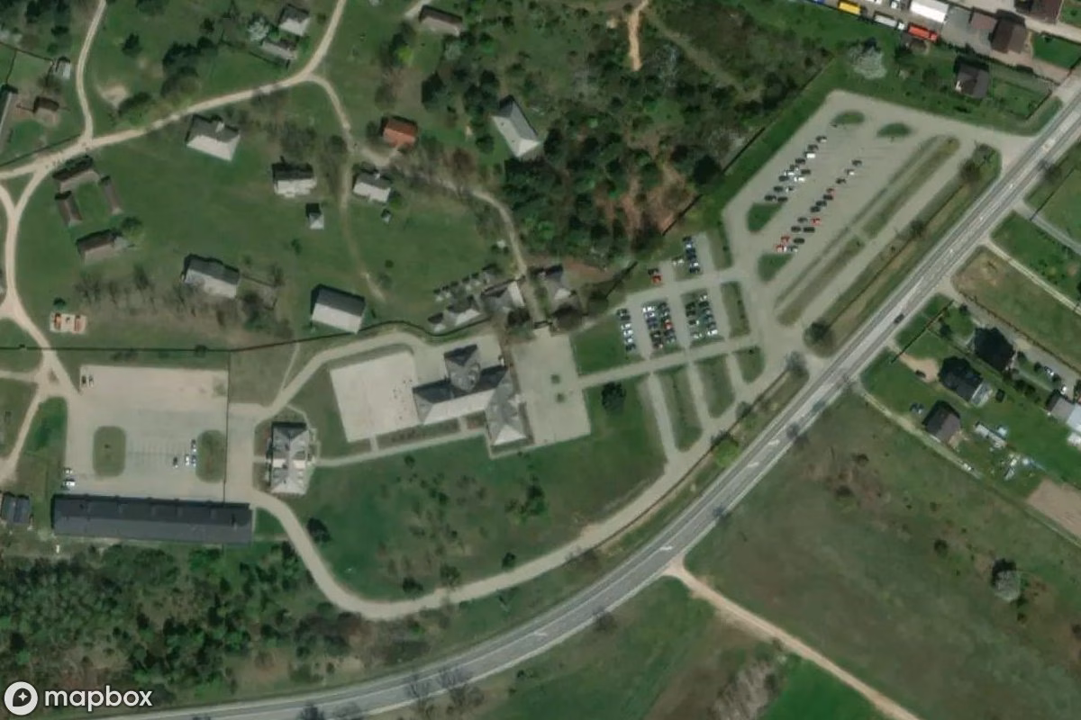 Satellietbeeld vanuit de lucht van Ethnografischer Park Tokarnia, een verlaten Pretpark in Tokarnia, Polen