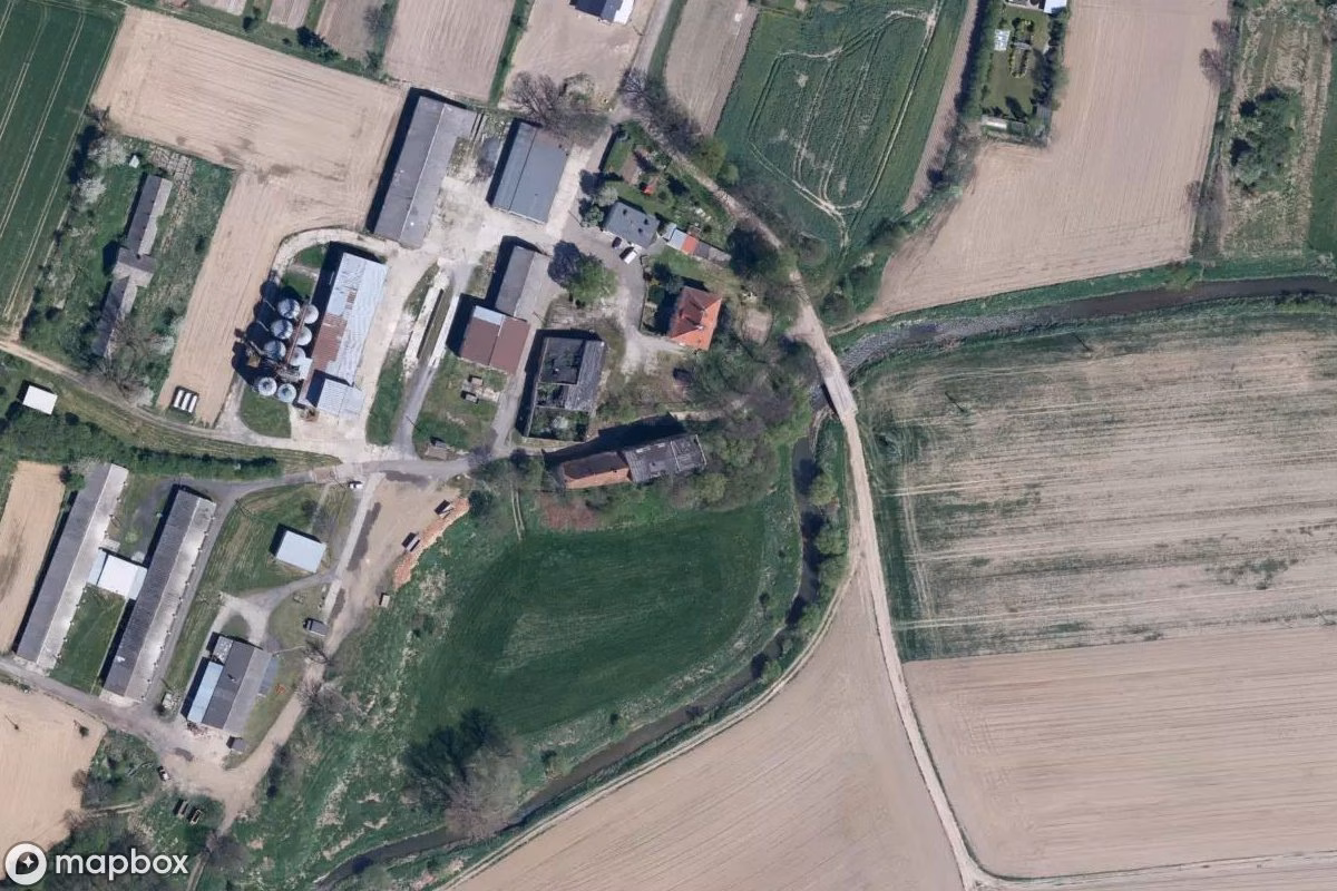 Satellitbild från luften av Verlassene Mühle Jasion, en övergiven Fabrik i Jasiona, Polen