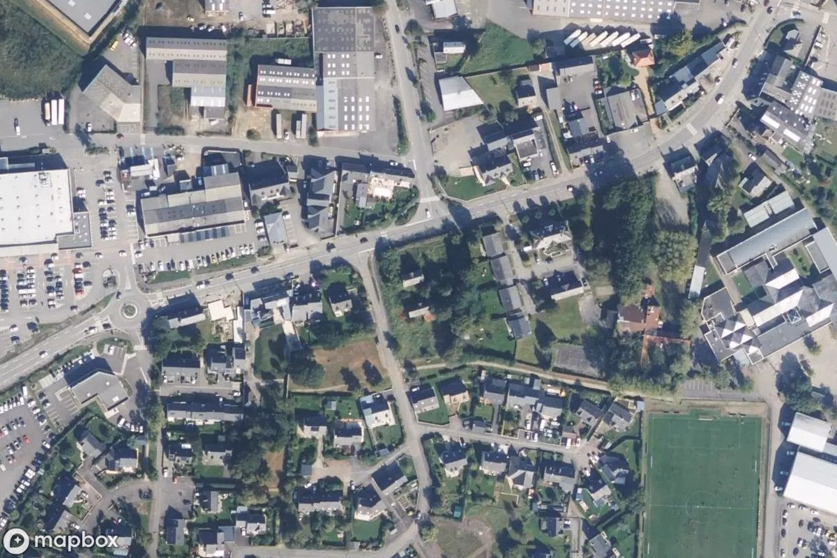 Satelitarny widok z lotu ptaka Maison Française, opuszczone Dom mieszkalny w Saint-Aubin-du-Cormier, Francja