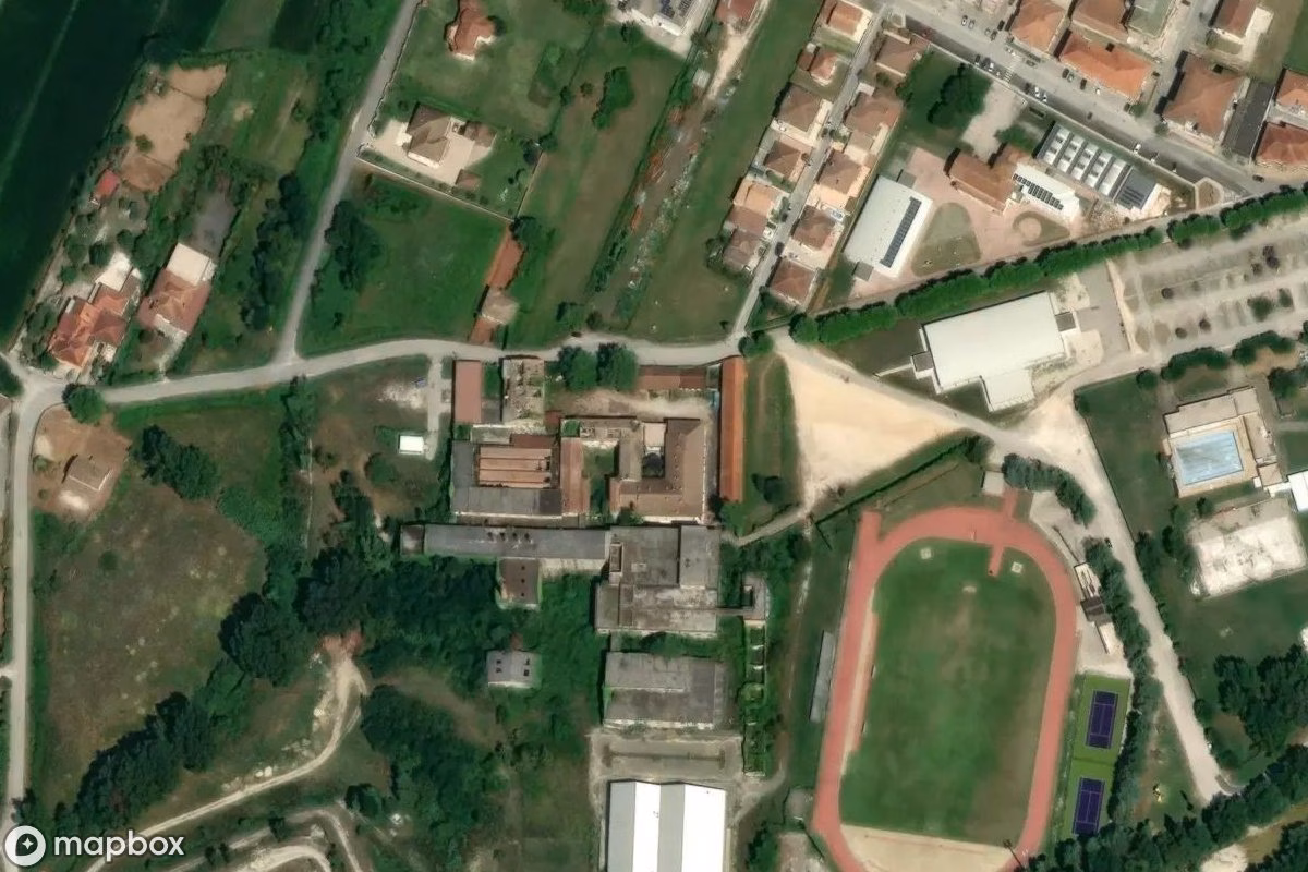 Vue aérienne satellite de Cartoleria Centro Congressi, un  abandonné à Atina, Italie