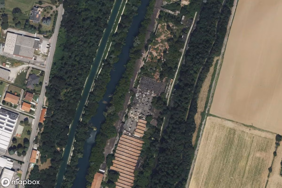 Satelitní letecký pohled na Baumwollspinnerei Robert, opuštěné Továrna v Palazzolo sull'Oglio, Itálie