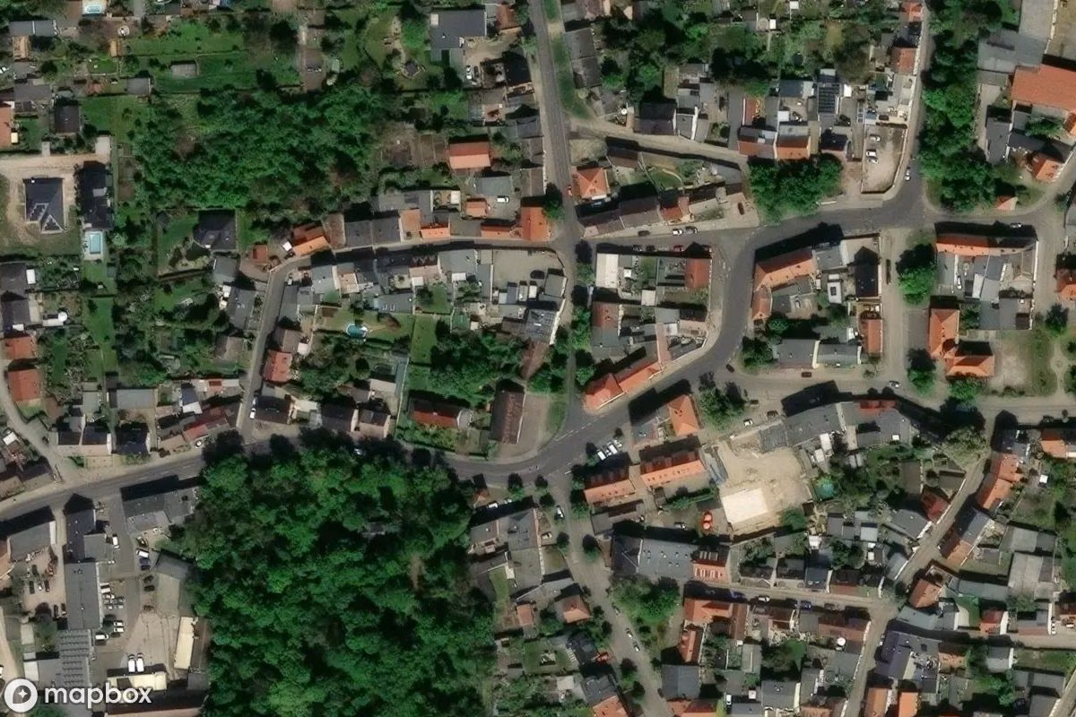 Satellitbild från luften av Wohnhaus, en övergiven Bostadshus i Schönebeck (Elbe), Tyskland