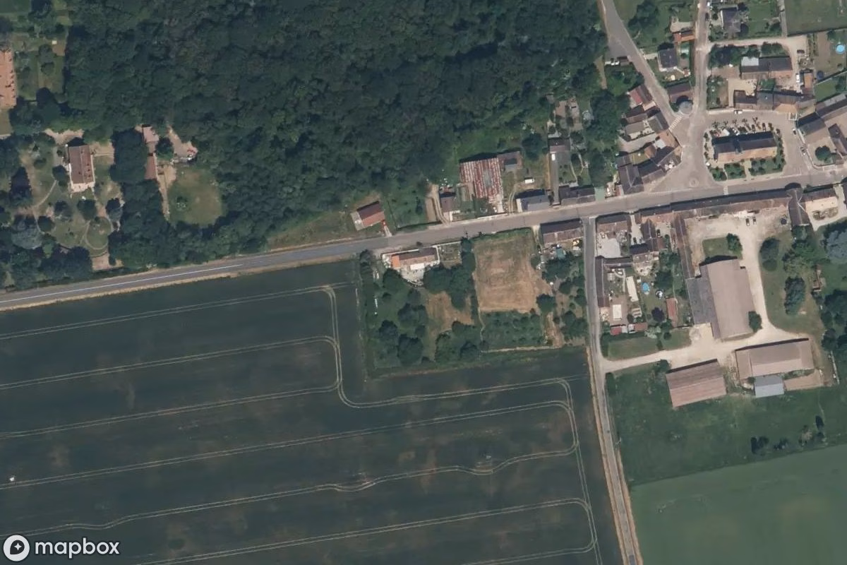 Satelitní letecký pohled na Haus, opuštěné  v Jouy, Francie