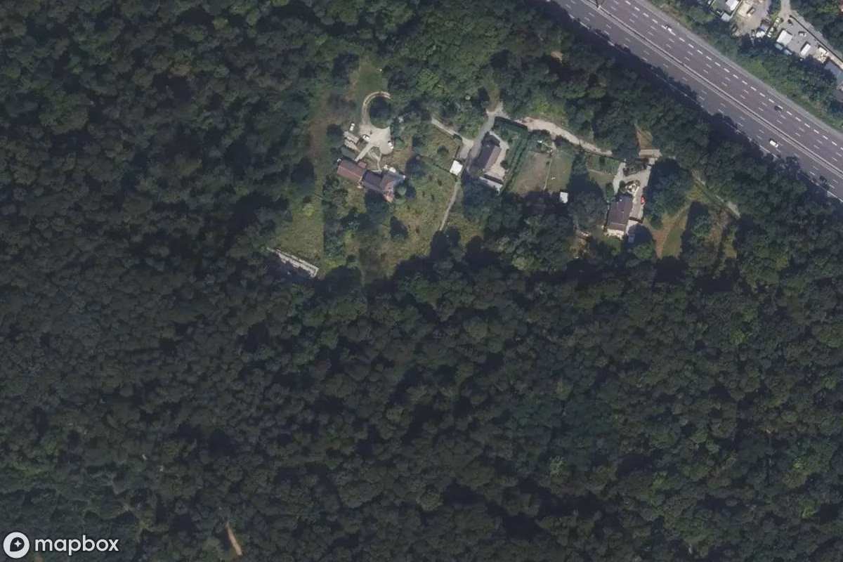 Satellietbeeld vanuit de lucht van Maison Cacher, een verlaten Woonhuis in Franconville, Frankrijk
