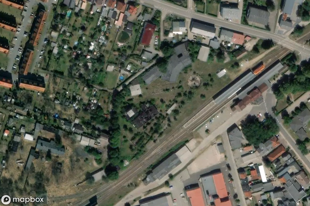 Vue aérienne satellite de Bahngebäude, un  abandonné à Parchim, Allemagne