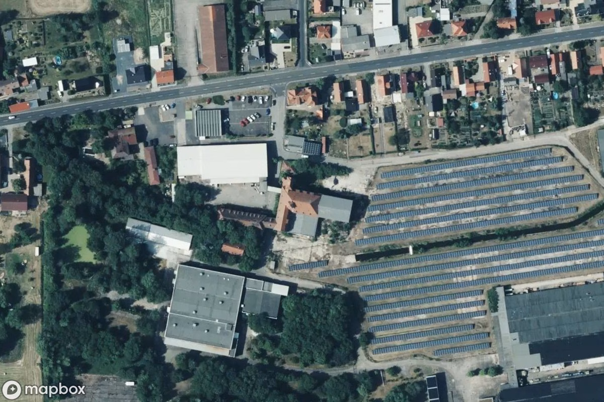 Vue aérienne satellite de Fabrikgebäude, un  abandonné à Großenhain, Allemagne