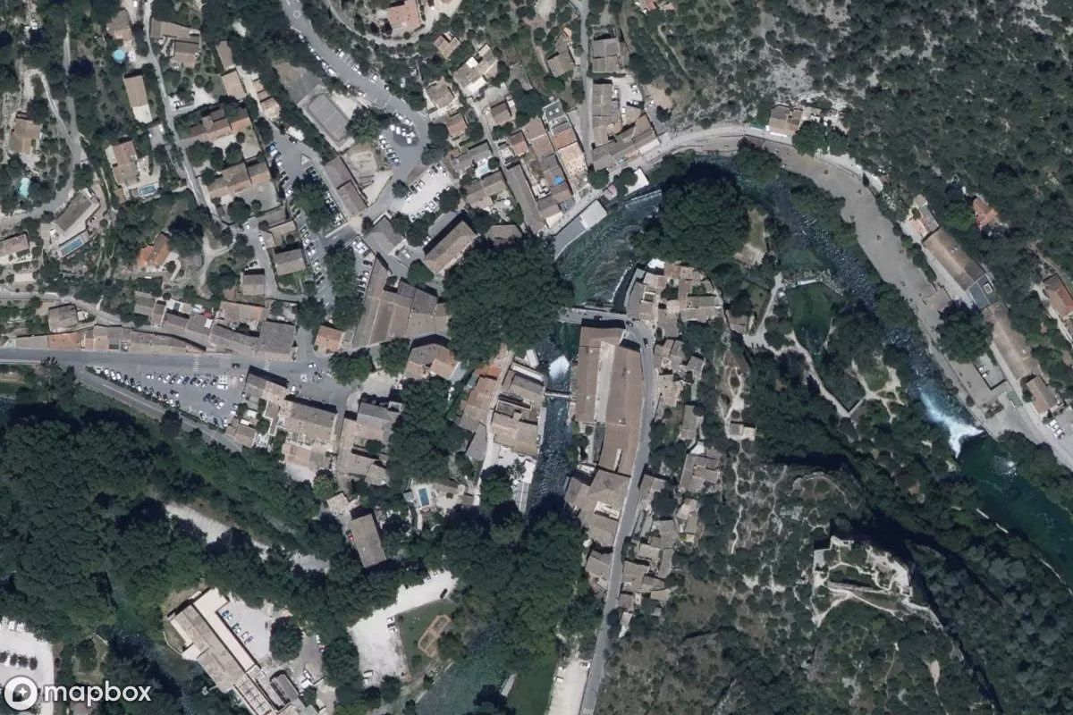 Satellietbeeld vanuit de lucht van Hotel F, een verlaten Hotel in Fontaine-de-Vaucluse, Frankrijk