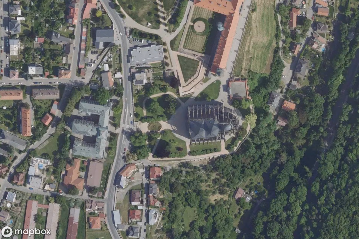 Vue aérienne satellite de Kirche Sainte-Barbara, un Église abandonné à Kutná Hora, Tchéquie