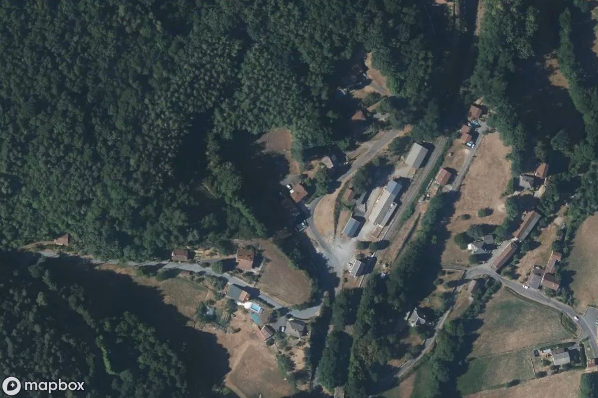 Satellitbillede set fra luften af Hotel Franck, et forladt Hotel i Boisset, Frankrig