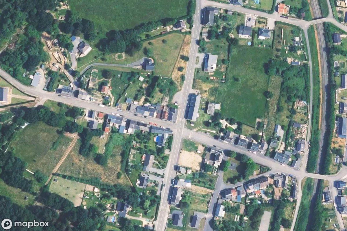 Satelitní letecký pohled na La Maison De L'Oncle Michel, opuštěné Obytný dům v Fépin, Francie