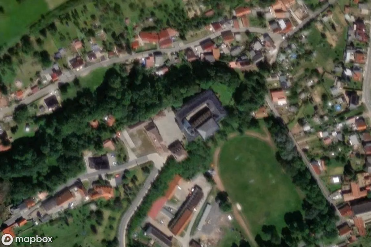 Satellietbeeld vanuit de lucht van Schloss, een verlaten Kasteel in Crossen an der Elster, Duitsland