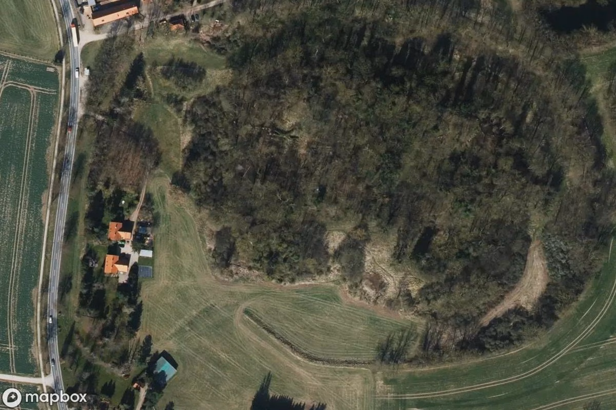 Satelitní letecký pohled na Burgruine, opuštěné Zřícenina v Pattensen, Německo