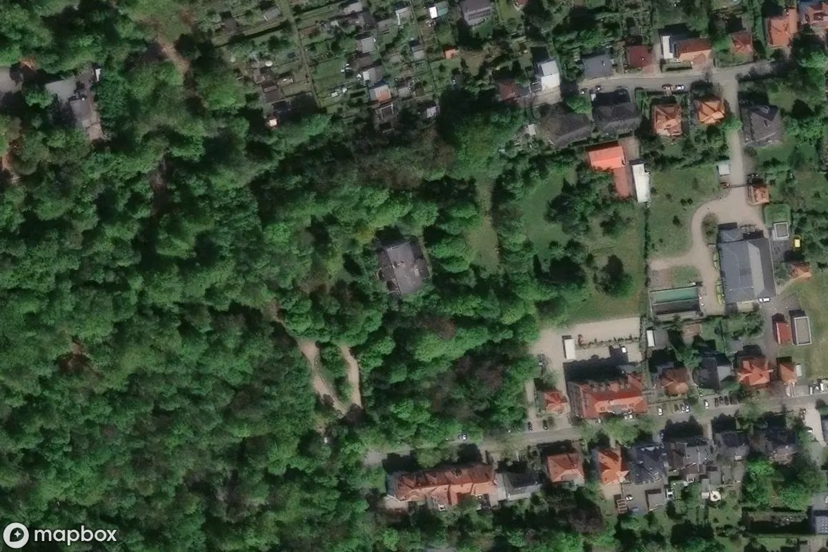 Satellietbeeld vanuit de lucht van Villa Lindenhof, een verlaten Woonhuis in Nordhausen, Duitsland
