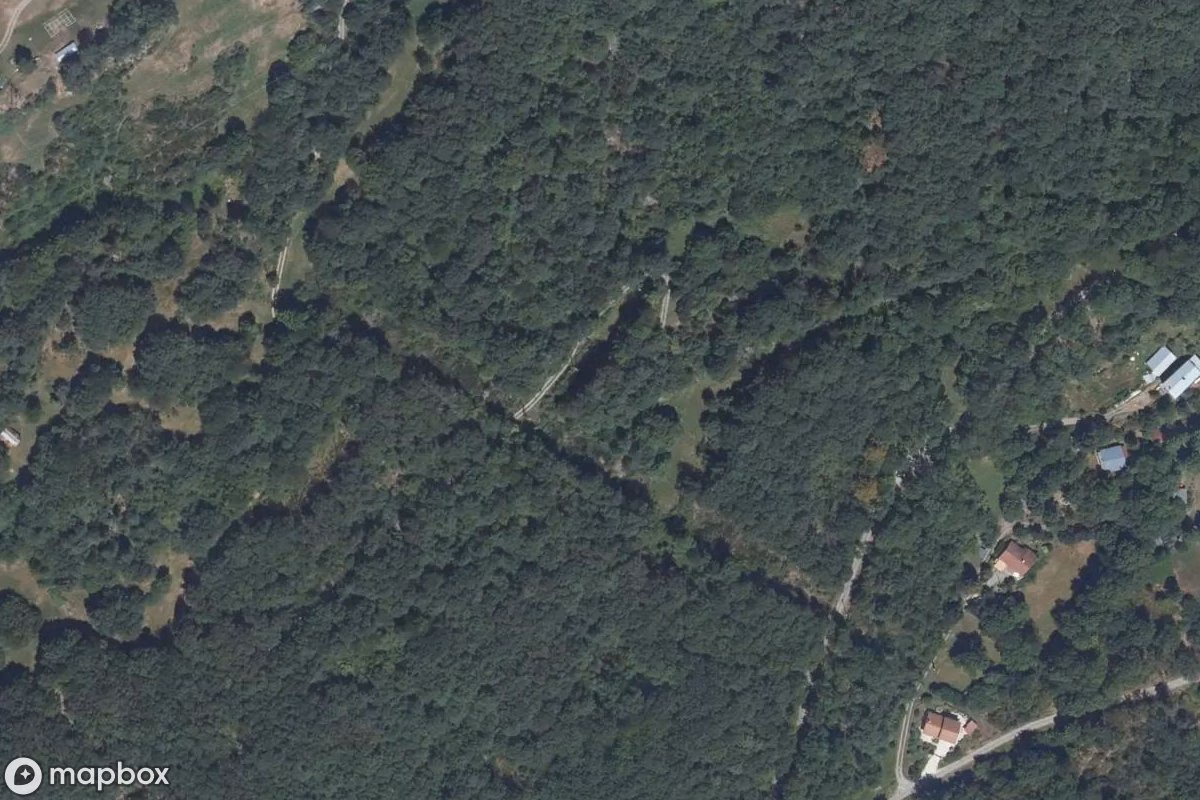 Satellietbeeld vanuit de lucht van La Baraque 80, een verlaten in Séchilienne, Frankrijk