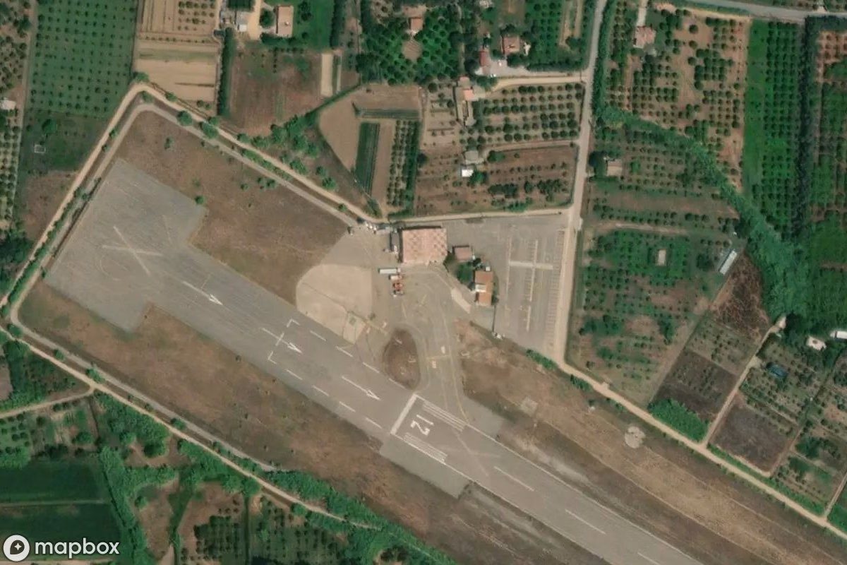 Vista aérea por satélite de Flughafen, un  abandonado en Tortolì, Italia