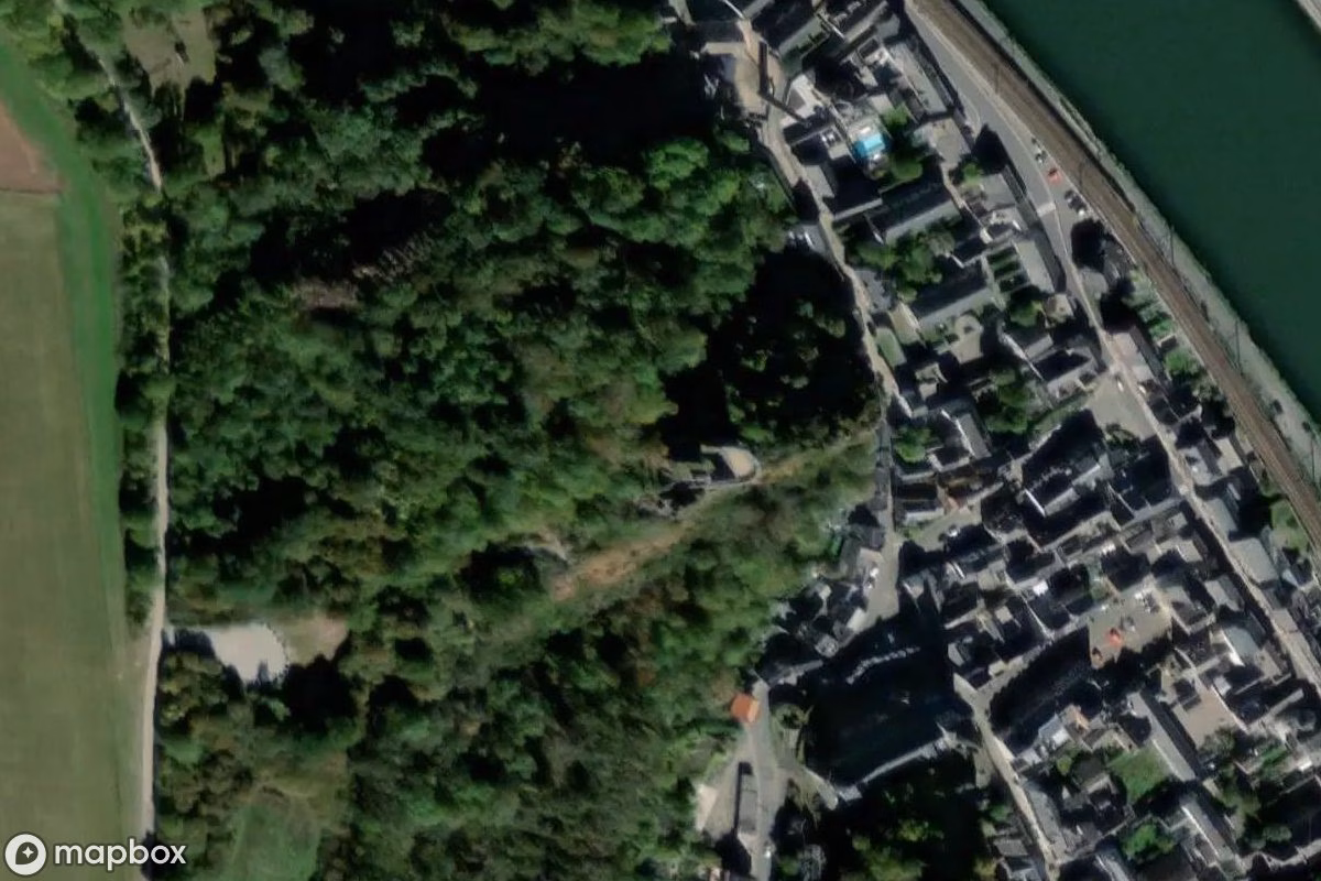 Satellitenansicht von Schloss Crevecoeur, eine verlassene Schloss in Dinant, Belgien
