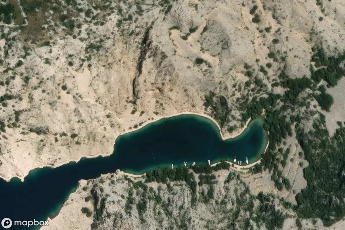 Műholdas légi felvétel Schiffswrack helyszínről, egy elhagyatott  itt: Jablanac, Horvátország