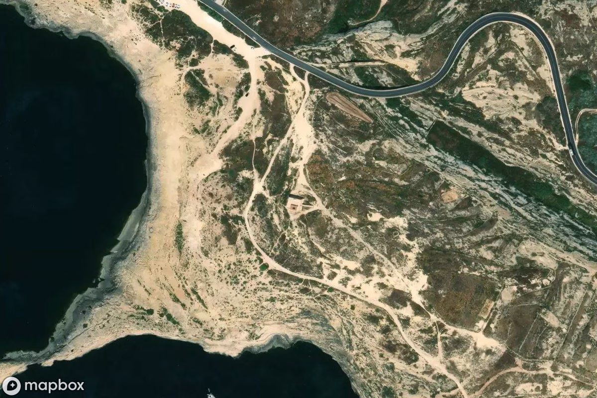 Satellitbillede set fra luften af Trutz-Turm, et forladt Tårn i Saint Lawrence, Italien