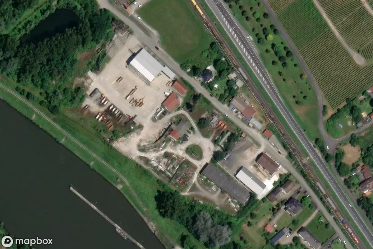 Satellitenansicht von Lagerhalle, eine verlassene Industrieanlage in Thüngersheim, Deutschland