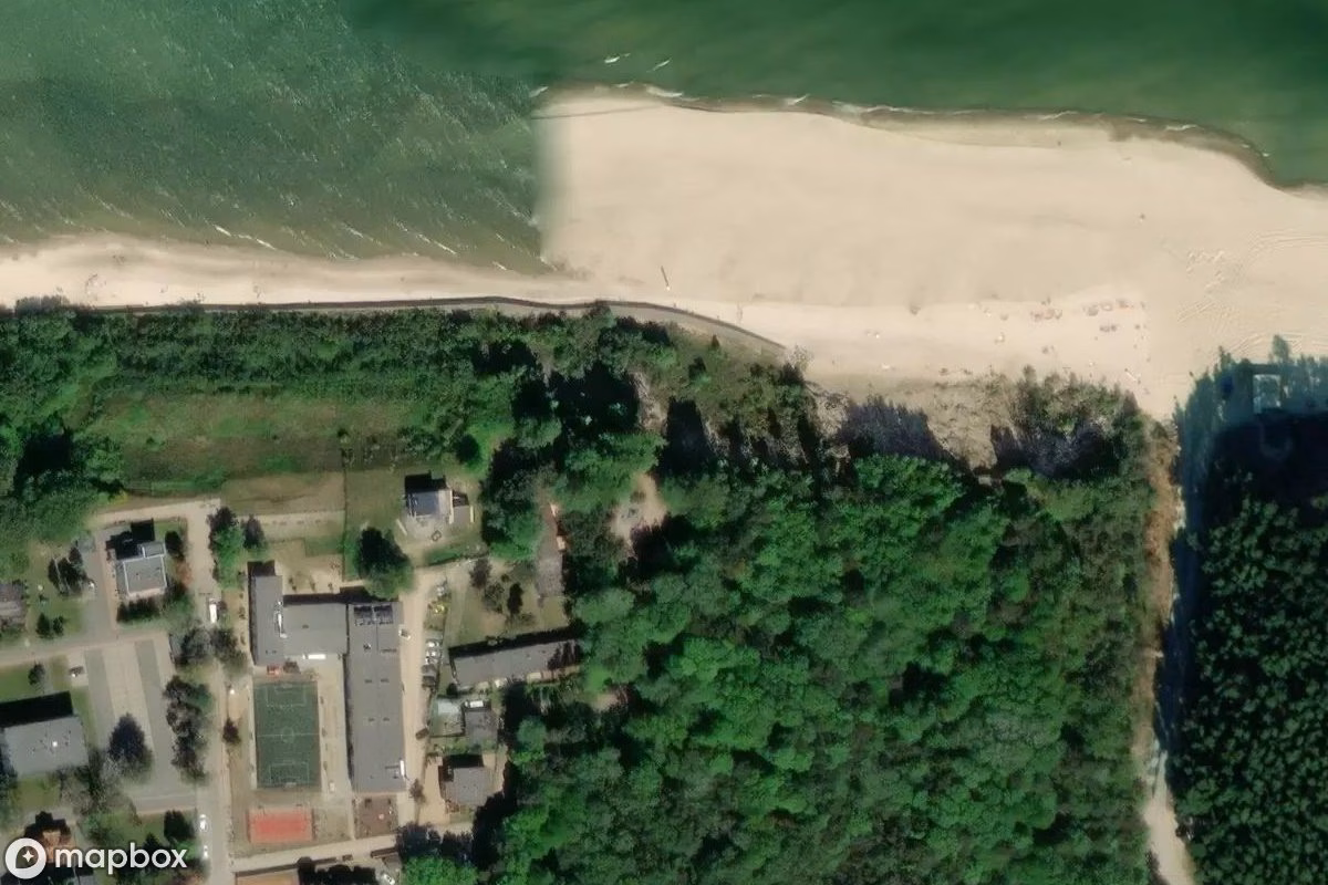 Vista aérea por satélite de Przylądek Rozewie, un  abandonado en Jastrzębia Góra, Polonia