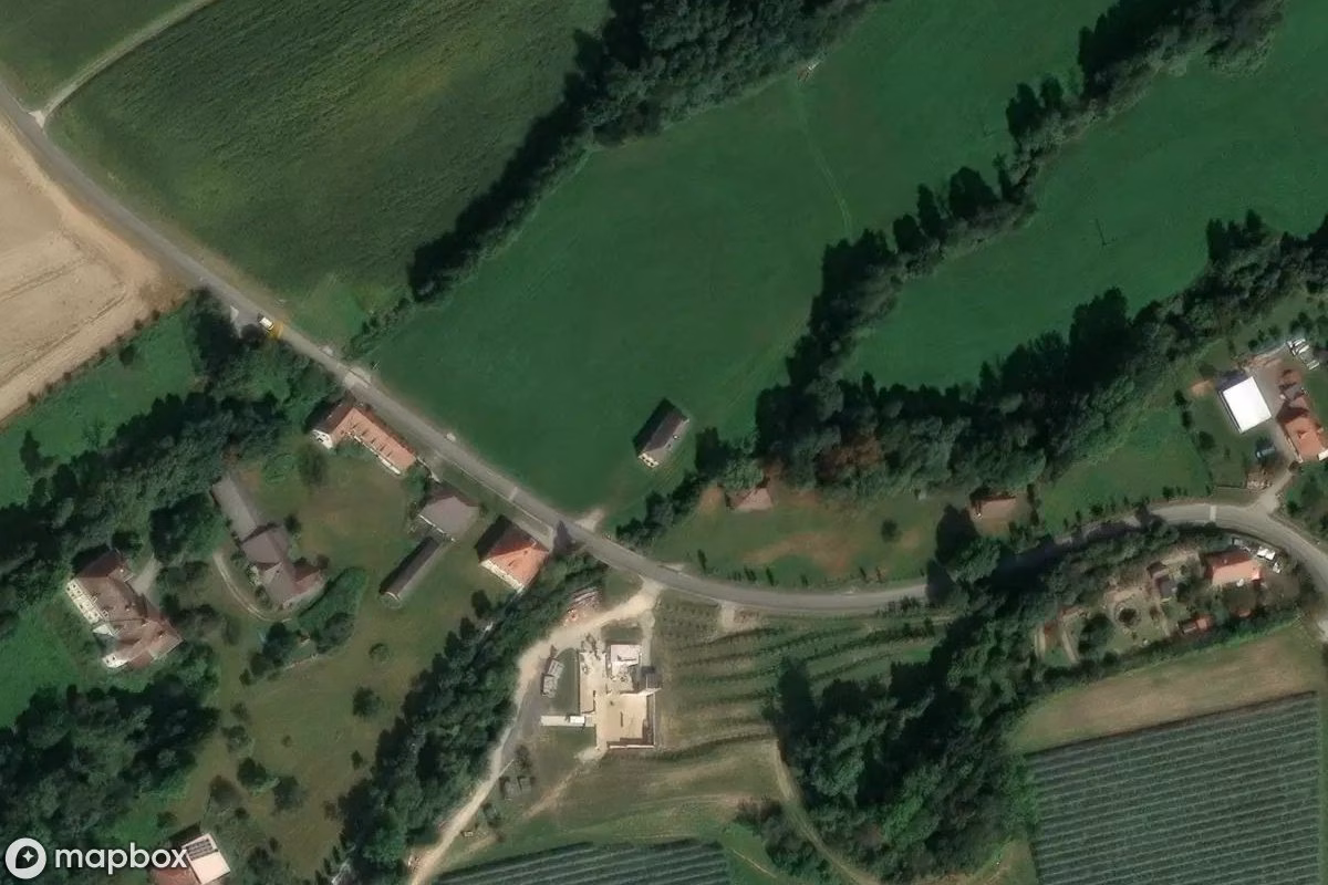 Vue aérienne satellite de Haus, un  abandonné à Sankt Andrä, Autriche