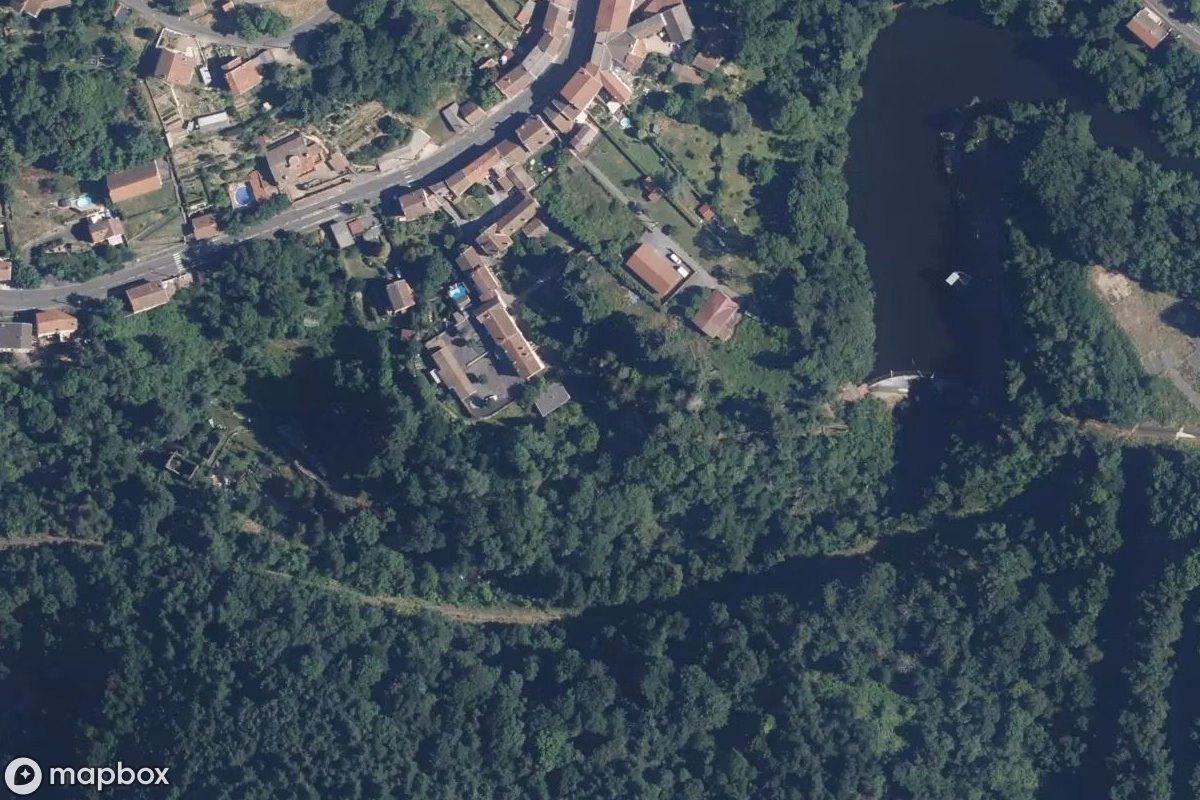 Satellietbeeld vanuit de lucht van Maison Carré Thiers, een verlaten Woonhuis in Thiers, Frankrijk