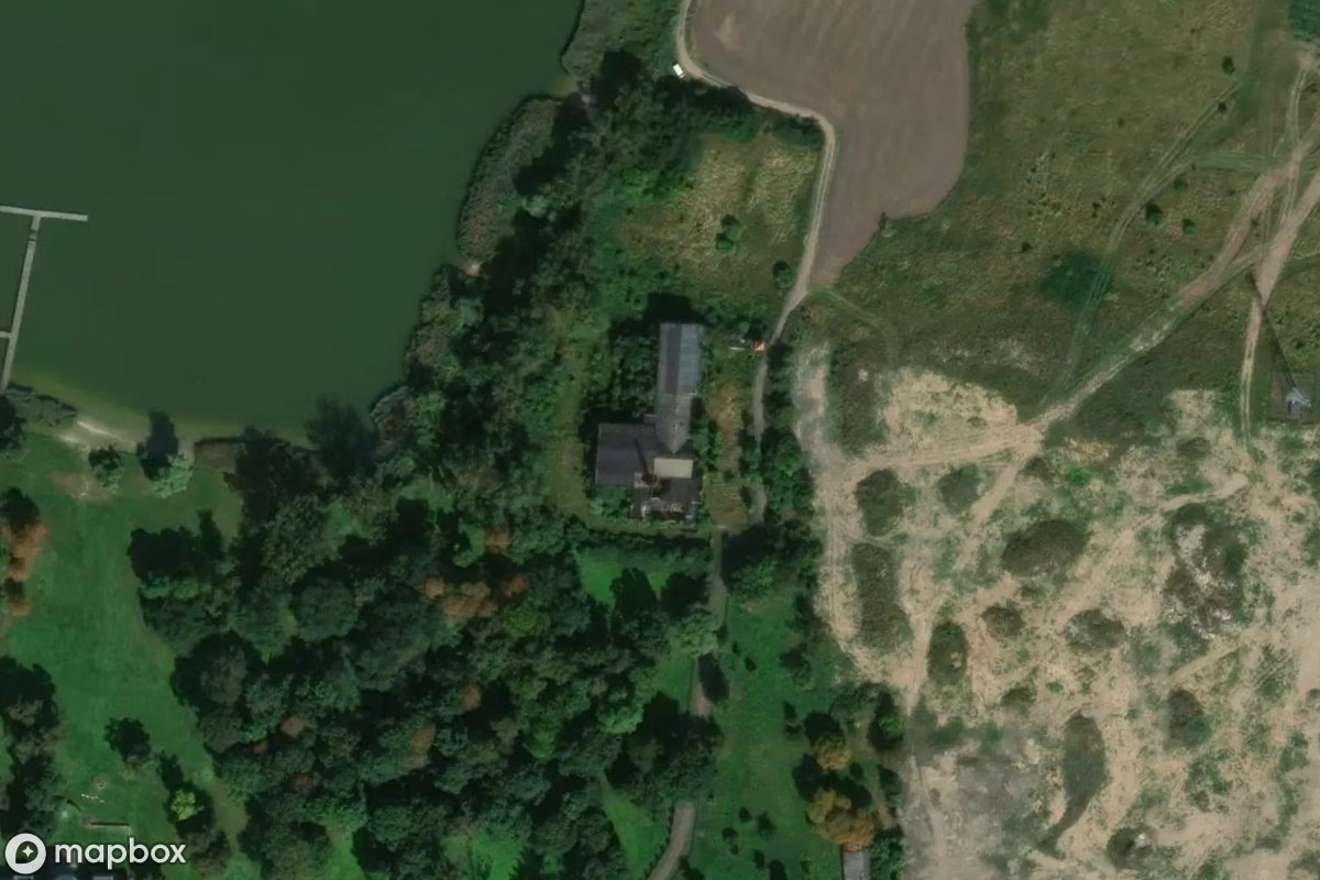 Satellitenansicht von Destillerie Bytyń, eine verlassene Fabrik in Bytyń, Polen