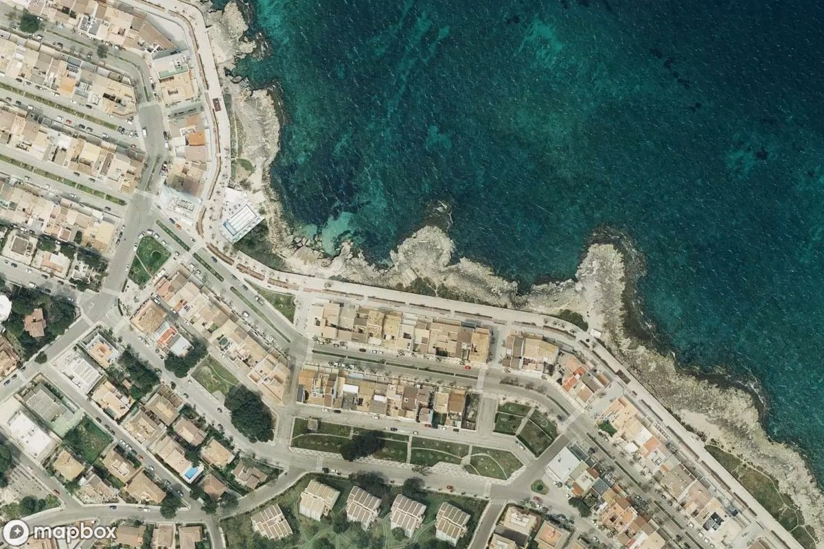 Vue aérienne satellite de Bootshäuser, un Résidence abandonné à Can Picafort, Espagne