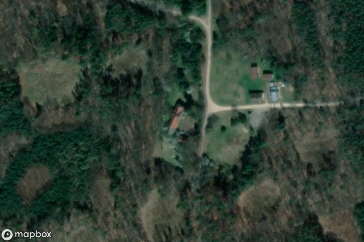 Satellietbeeld vanuit de lucht van Jagdmanoir, een verlaten Woonhuis in Gwoździce, Polen
