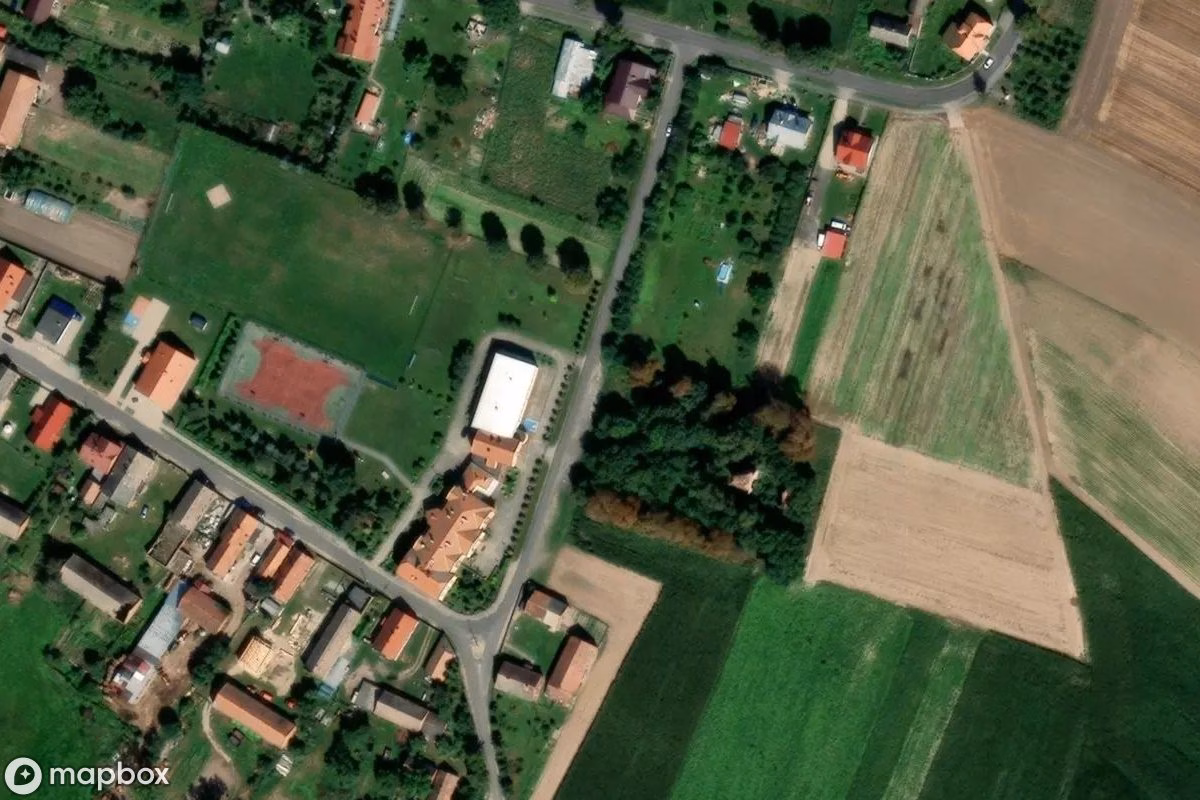 Vue aérienne satellite de Kirchenruine Powidzko, un Ruine abandonné à Powidzko, Pologne