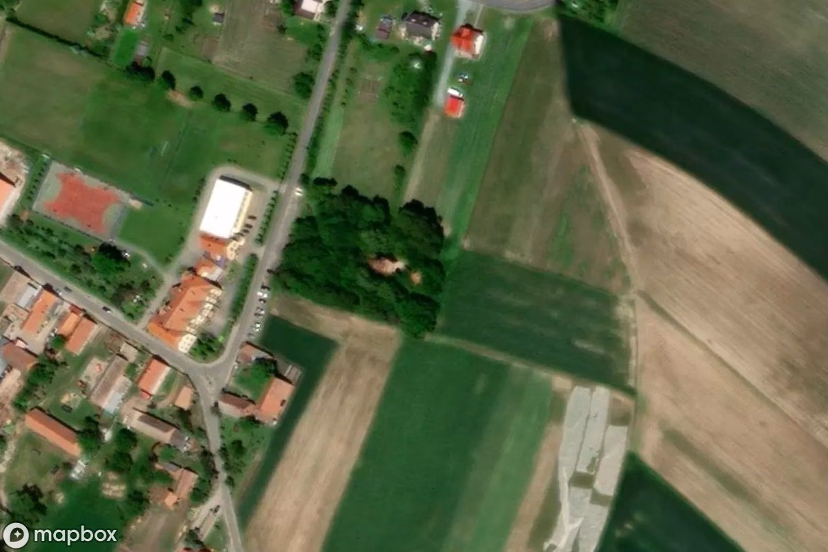 Vue aérienne satellite de Ruinen evangelische Kapelle, un  abandonné à Powidzko, Pologne